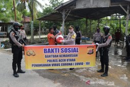 Polisi di Aceh Utara bagikan bahan kebutuhan pokok untuk warga