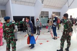 Gugus Tugas: Petugas di Malra rutin periksa kesehatan pelaku perjalanan