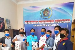PWI Asahan berbagi beras, masker, hand sanitizer, vitamin C kepada wartawan