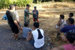 Anggota Satgas TMMD Kodim Sanggau membaur bersama warga