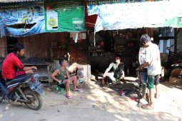 Mampir di bengkel, prajurit TMMD menyempatkan diri laksanakan komsos