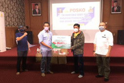 Bank Aceh syariah serahkan bantuan sembako untuk masyarakat terdampak COVID-19