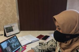 Warga berpenghasilan rendah di Kota Surabaya dapat sembako dari pemerintah