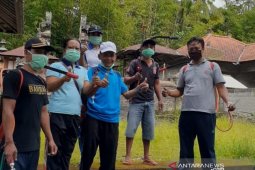 Tim Satgas COVID-19 Desa Nawa Kerti Karangasem semprotkan disinfektan ke rumah warga