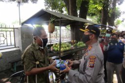 Kapolres Binjai bagi masker dan nasi kotak