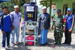 Satgas COVID-19 Pamekasan bagikan 100 tandon ke pesantren