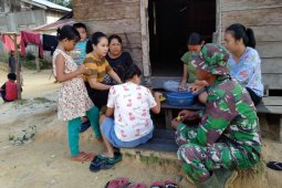 Saat komsos Koptu Heronimus dan warga terlihat sangat akrab