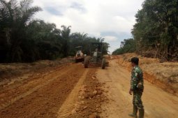 Pengerjaan jalan Dusun Bukong diawasi prajurit TMMD