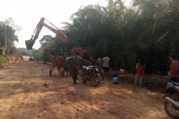 Pengerjaan jalan Dusun Bukong tahap finishing