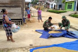 Prajurit TMMD aktif membantu warga