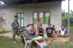 Tingkatkan silaturahmi, prajurit TMMD lakukan ini