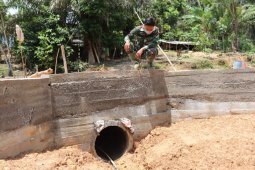 Kupingan gorong-gorong rampung dikerjakan prajurit Satgas TMMD