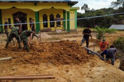 Personel TMMD dan warga tutup saluran tempat wudhu Masjid Al-Muttaqin