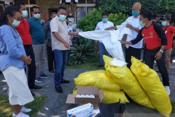 Bupati Gianyar serahkan ratusan APD untuk tenaga medis