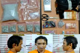 Pengedar buang narkotika ke kolong rumah saat ditangkap polisi