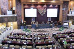 DPRD Jatim gelar rapat paripurna secara "physical distancing"