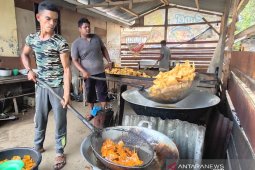 Meraup untung dari renyahnya kerupuk di tengah wabah COVID-19