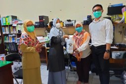PENS sumbangkan disinfektan dan masker ke puskesmas di Surabaya