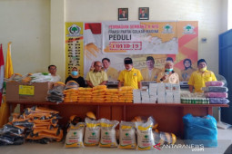 Dampak COVID-19, Fraksi Golkar Madina bagikan Sembako dan APD