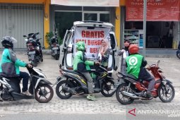 Prajurit TNI Bagikan Nasi Bungkus Gratis Bagi Driver Ojol