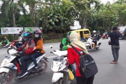 Anggota press room DPRD Kalsel bagi-bagi masker gratis