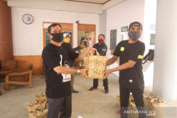 PWI Kalsel Bagikan Bantuan Sembako Untuk Wartawan