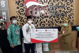Forum Jasa Keuangan menyerahkan bantuan APD ke RSUD Ulin