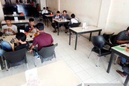 Sejumlah warung kopi di Aceh Barat mulai terapkan social distancing