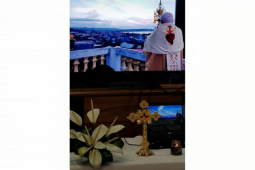 Uskup Sanggau berdoa di Menara Katedral untuk keselamatan umat