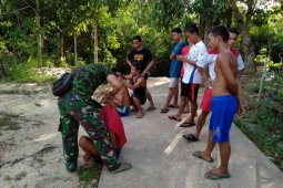 Pemuda Dusun Sekura, potong rambut gratis dengan prajurit TMMD
