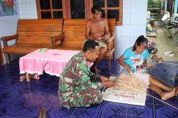 Prajurit Satgas TMMD belajar membuat tikar