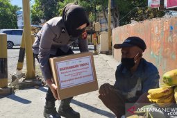 Bhayangkari Polda Gorontalo bagikan bahan pokok ke warga