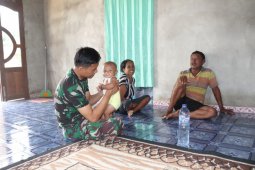 Prajurit TMMD anjangsana ke rumah warga