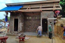 Prajurit Satgas TMMD pasang atap tempat wudhu dan MCK Masjid Al Muttaqin