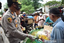 Polres Pamekasan bagikan sembako bantu warga terdampak COVID-19