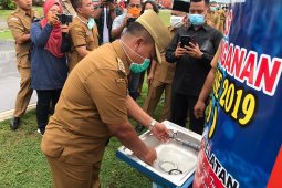 Bupati Labusel salurkan 198 unit alat pencuci tangan