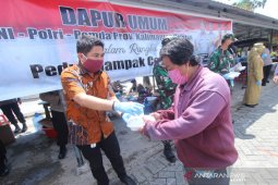 Wakil Ketua DPRD Kalsel Serahkan Makanan Gratis
