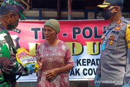 TNI-Polri peduli di Rejang Lebong bagikan 100 paket sembako