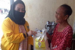 Legislator Golkar bersinergi dengan karang taruna gelar baksos di Surabaya