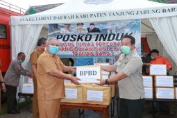 Bupati Safrial serahkan bantuan APD dari OPD Tanjab Barat