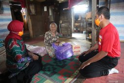 Bupati serahkan bantuan sembako sambil jelaskan tentang COVID-19