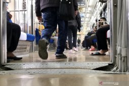 Aktivitas pelaju KRL berjalan normal hari pertama PSBB di Bekasi