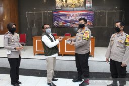 Polres Sukabumi Kota menyerahkan bantuan program keselamatan pengemudi