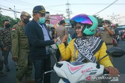 Bupati Sampang wajibkan kepala desa sediakan masker bagi warganya
