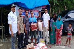 Komisi III DPRD Madina serahkan bantuan kepada korban banjir Muarasipongi
