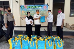 BPJamsostek Jatim bagikan bahan pokok kepada warga terdampak corona
