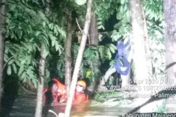 Seorang warga tewas terseret arus banjir saat mengendarai sepeda motornya