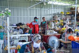 Penjahit  Samarinda beralih produksi baju hazmat dan masker