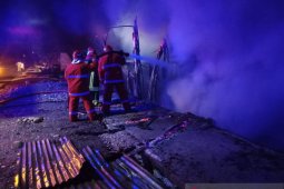 Warung dan rumah warga terbakar  saat angin kencang meliputi Banggai