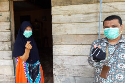 BKKBN Aceh serahkan APD kepada IBI Aceh